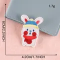 Écusson brodé de lapin mignon avec dos adhésif pour la décoration de vêtements DIY. - Lapin avec Écharpe et Bonnet Bleu Auto-adhésif (B2L-C-2-11)