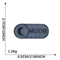 Parche bordado de denim azul con diseño de luna y texto MOON, mide 6,5 x 2,7 cm - Azul Denim Ovalado (MOON) / 6.5x2.7cm