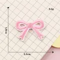 Petit patch brodé nœud rose pour accessoire de vêtement DIY dimensions 2.3x1.8cm - Nœud Rose Auto-adhésif (B4L-C-2-4)