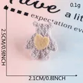 Kleiner Plüschbär-Aufnäher für DIY-Zubehör mit gelbem Herzdekor in hellem Lila - Grau-Violetter Bär mit gelbem Herz (G2L-A-4-7)