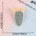 Handgefertigter süßer gestrickter Karotten-Plüschaufnäher für DIY-Haarspangen-Deko - Graue Karotte mit gelben Blättern (G2R-B-1-8)