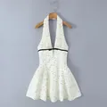 Robe courte blanche à pois style français avec décolleté licou et détails plissés. - S / Robes / Pois Blancs (8174)