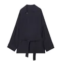 Elegante donkerblauwe soepele damesjas met een bijpassende riem en puntige kraag - XS / Tops / Zwart