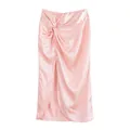 Eleganter rosa Satin-Midirock mit schickem Knotendetail und hohem Schlitz an der Vorderseite. - S / Unterteile / Rosa