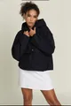 Studiofoto einer schwarzen Kapuzen-Windjacke an einem Modell vor sauberem Hintergrund - S / Oberteile / Schwarz