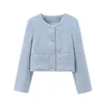 Detalle de una chaqueta de tweed azul claro con cuello redondo y botones dorados - Azul
