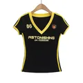 Dettaglio della maglietta slim fit stile retrò americano con bordo giallo a contrasto - Taglia S / Top / Nero