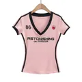 Dettaglio t-shirt rosa vintage con scollo a V e profili neri a contrasto - Taglia S / Top / Rosa Maniche Corte