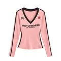 Amerikaans retro roze T-shirt met V-hals, lange mouwen, contrastrand en letterprint - S / Tops / Roze