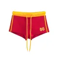Amerikaanse vintage rode short met gele contrasterende tailleband en trekkoord - S / Bottoms / Rood