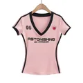 Roze vintage slim fit T-shirt met V-hals, contrasterende bies en grafische print - S / Tops / Roze Korte Mouw