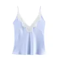 Elegante lichtblauwe satijnen top met een verfijnde witte kanten V-halslijn - XS / Tops / Lavendel