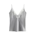 Elegante camiseta de satén plateada con delicado ribete de encaje blanco en el escote - Gris claro