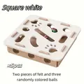 Vierkant wit kattenpuzzel vilt doolhof speelgoed met drie willekeurig gekleurde belletjesballen. - Vierkant / Inclusief 3 Ballen / Camel & Wit