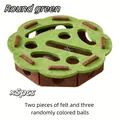Rond groen vilt kattenpuzzel doolhof speelgoed met twee vilten delen en drie belletjes - Gegolfde Randvorm / Inclusief 3 Ballen / Groen En Bruin
