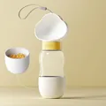 Tragbare Haustierwasserflasche mit Futterbehälter und Trageband, gelber Verschluss - 2-in-1 Wasser- und Futterspender / 350ml+200ml / Weiß