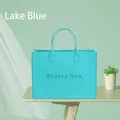 Nahaufnahme einer großen seeblauen Filz-Einkaufstasche mit der 'Starry Sea' Aufschrift - 30x25x13cm / Seeblau