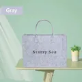 Detailansicht einer großen grauen Filz-Einkaufstasche mit dem Aufdruck Starry Sea - 20x15x9cm / Grau