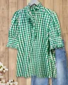 Detalle de blusa de cuadros vichy verde y blanca con cuello de volantes y mangas abullonadas - S / Verde