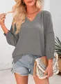 Detailaufnahme graue V-Ausschnitt Bluse mit strukturierter Textur und Häkelbündchen - XS / Oberteile / Grau