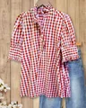 Detalle de una blusa de cuadros roja vintage con mangas abullonadas y cuello de volantes - S / Rojo
