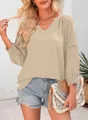 Detailansicht des eleganten V-Ausschnitts und des Spitzendesigns der khakifarbenen Bluse - Khaki