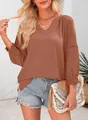 Detailansicht der Damen-V-Ausschnitt-Bluse mit Spitzeneinsätzen und gesmokten Bündchen. - Braun