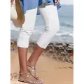 Detailaufnahme einer bequemen, einfarbigen, weißen Damen-Caprihose am Sandstrand - S / Unterteile / Weiß