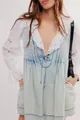 Detalle de mono corto vaquero sin mangas azul claro con pliegues y cuello de encaje - S / Conjuntos / Azul claro