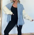 Oversized-Jeansjacke mit cremefarbenen Zopfstrickärmeln und Fransen am Saum - S / Oberteile / Blau