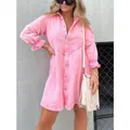 Nahaufnahme der Textur dieses rosa gewaschenen Jeans-Hemdkleids mit Laternenärmeln - S / Kleider / Rosa