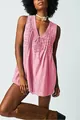 Detalle de mono vaquero rosa sin mangas con pliegues frontales y escote en V - 2XL / Conjuntos / Rosa