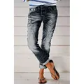 Detaillierte Ansicht einer modischen verwaschenen Damen-Jeans im Used-Look mit Knopfleiste - Schwarz