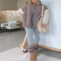 Detailansicht einer lockeren Damenjacke mit kontrastierenden weißen Strickärmeln - S / Oberteile / Braun