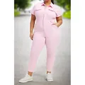 Vue détaillée d'une combinaison en jean rose grande taille à manches courtes sur un mannequin. - XS / Combinaisons / Rose Clair