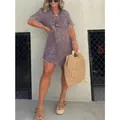 Détail d'une robe en jean violette délavée avec col chemise et ourlet à franges - Gris Violet