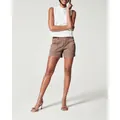 Vista completa di pantaloncini in twill elasticizzato marrone da donna con top bianco. - 3XL / Pantaloni e gonne / Marrone