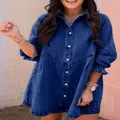 Dettaglio dell'abito in denim lavato blu con maniche a lanterna e bottoni sul davanti - Blu scuro