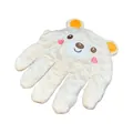 Vista detallada del suave cojín calmante para bebés con forma de mano y bordado de osito - Estilo Oso Beige