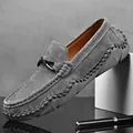Klassische graue Wildleder-Loafer für Herren mit Metallschnalle und feinen Handnähten - Grau