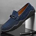 Dunkelblaue Herren-Loafer aus Wildleder mit Kontrastnähten und Metallschnalle. - Blau