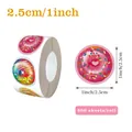 Dettaglio del rotolo da 500 adesivi sigillanti a forma di ciambella da 2,5 cm per dolci - 2.5cm / 500 pezzi per rotolo
