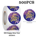 Dettaglio di 500 adesivi tondi di Capodanno da 2,5 cm per sigillare scatole regalo - Cielo Stellato Viola (C322) / 500 Pezzi/Confezione