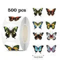 Rollo de pegatinas de mariposas redondas de 1 pulgada, 500 piezas por rollo - Estilo Mariposa C669 (C669) / 500 Piezas/Paquete
