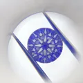 Primer plano de una piedra de moissanita azul redonda con un corte único de flor de ciruelo. - 5,0 mm (0,5 ct) Con Certificado GRA/Tarjeta Negra/Código de Cintura / Color GH
