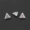 Tres gemas sueltas de moissanita talla triángulo color DF sobre fondo negro - 5.0x5.0mm (0.5ct) / Color DF