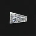 Dettaglio macro di una pietra moissanite sciolta taglio baguette con colore DF di qualità - 2x3x4 / Colore DF