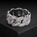 Detalle de un anillo de eslabones cubanos con moissanita de color D VVS brillante - Talla US 7 / Doble Fila / Plateado