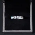 Bague éternité en moissanite taille émeraude en argent S925 dans un écrin à bijoux noir - Style Moissanite Blanche (BR2046) / Argent / Taille US 6