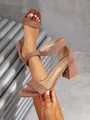Dettaglio di eleganti sandali in camoscio malva con tacco grosso e cinturino alla caviglia - 37 / Marrone scuro